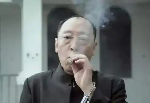 倪大红拍摄战狼时,不小心被zha伤了,吴京愧疚,给他红包他不要
