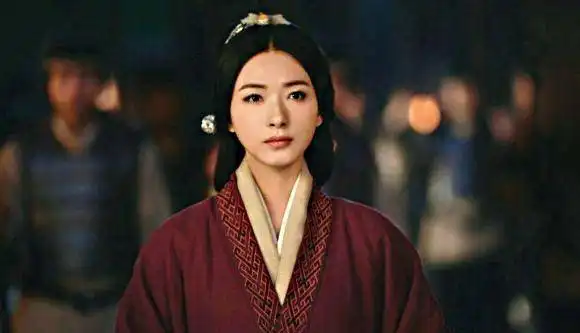 他是曹操最器重的人居然将如花似玉的仨女儿一同嫁给他