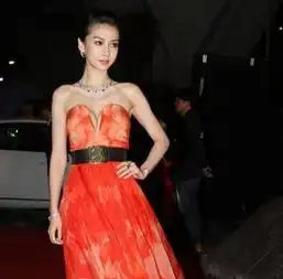 杨颖身材遭质疑,胸有可能是假的孩子吃不到放心奶,黄晓明慌了
