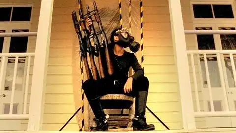 天外陨石带来丧尸病毒,钢铁巨墙还将小镇围住,居民根本无路可逃速看科幻电影猎杀活死人