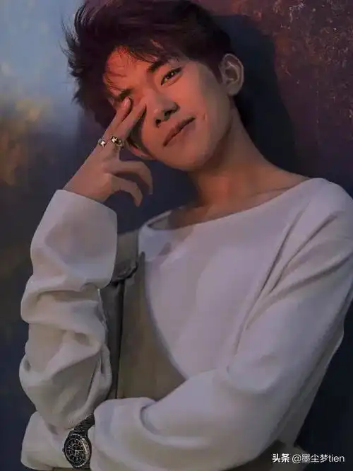 杂志拍摄vs男神自拍肖战帅气,王一博直男角度,看图6想恋爱
