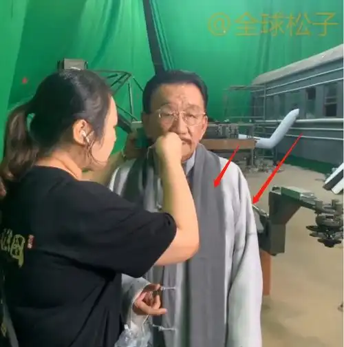 侯耀华放出拍戏花絮,戏中角色很有派头,杀青后发视频庆祝
