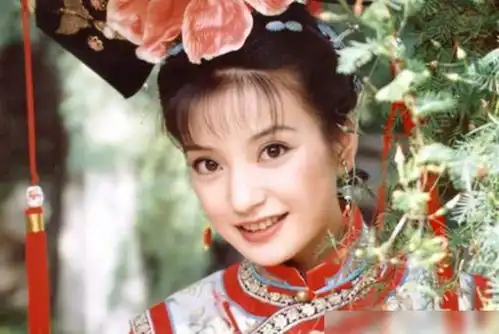 还珠格格22年过去,小燕子变富婆,金锁成国际范,而她还在坐公交
