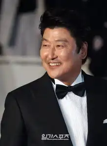 韩影寄生虫亮相戛纳宋康昊李善均朴素丹等走红毯星光熠熠
