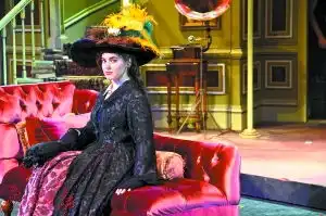 女主演莎拉塞特洛这个灰姑娘赢得爱情靠自己
