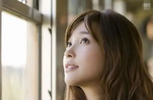 22岁就与林俊杰合作,今凭倾城时光再走红,35岁还似少女