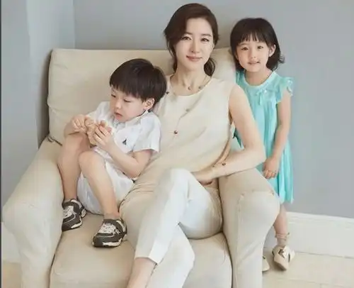 大长今李英爱龙凤胎罕曝光儿女身形差别大,豪宅院子太抢镜
