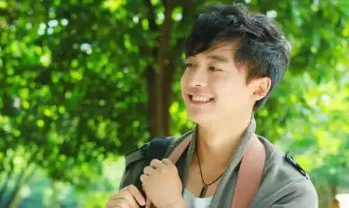 李佳航我为益达做了十年的广告没拿一分代言费,益达官方神回复