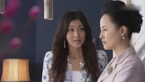 回家的诱惑艾丽用一套美容保养就收买白凤,真是没一个好东西
