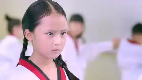 老师不信他认识格斗女王,不料下一秒请来格斗女王,他们看呆了