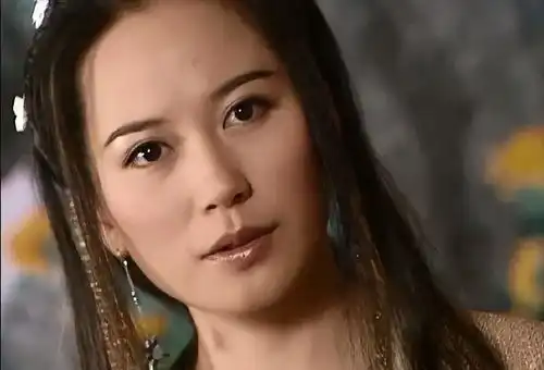 越老越美的4位女星,年轻时平平无奇,年纪大了反而美了
