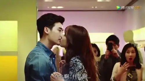 w两个世界女子商场进入试衣间后瞬间消失,男子看到后急忙寻找