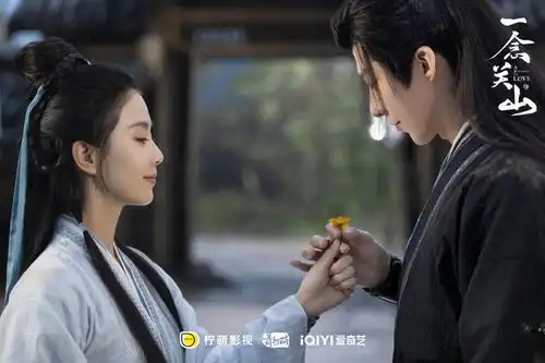 37岁刘诗诗亮相巴黎,身着白色新中式很仙,吴奇隆真是福气不浅
