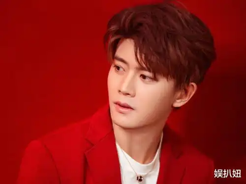 同是两个古装剧的男主,一个帅到无法自拔,一个丑到无语掉渣