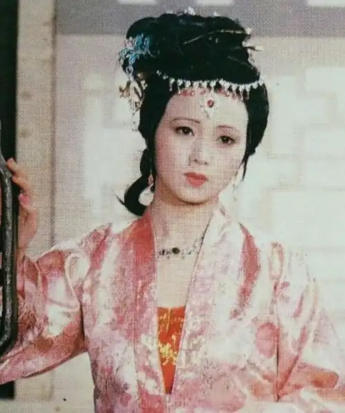 87红楼梦12金钗演员今昔对比,个个经历波折,有人56岁仍单身
