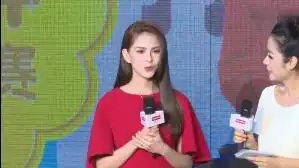 昆凌晒与女儿沙滩游玩照,母女同框昆凌亲吻小周周脸颊满满母爱
