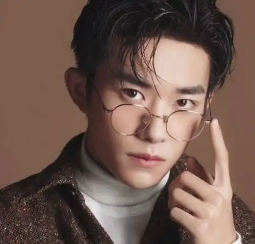 少年的你剧照公开,易烊千玺穿囚服眼中含泪,塑造力很强