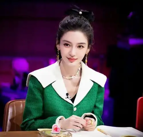 angelababy穿绿色外套好显白,配高马尾和蝴蝶结发饰,甜美又减龄
