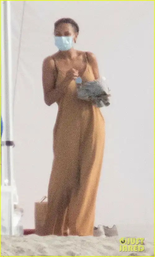 小美人鱼新片场照王子湿身剧组出现新冠疫情爆发