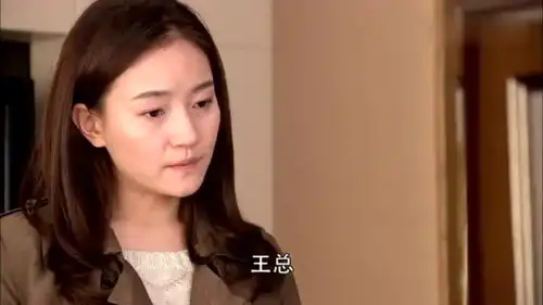 遇见王沥川不知道霸道总裁有病,小秋扔书时砸到了他的胸口,闯祸了