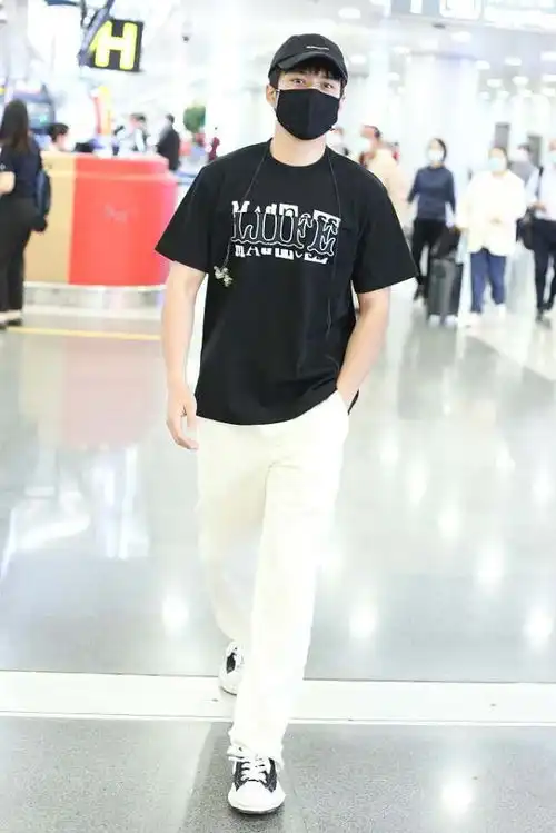 韩东君打造潮流风,黑t白裤就很抢眼,夏日这样搭赚足回头率