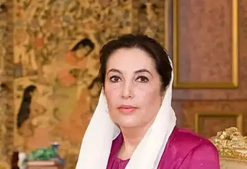 贝布托遇袭身亡细节胸部和颈部中弹,经过35分钟抢救殒命