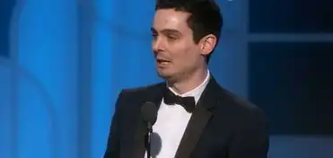 爱乐之城再夺最佳编剧导演达米安沙泽勒上台领奖
