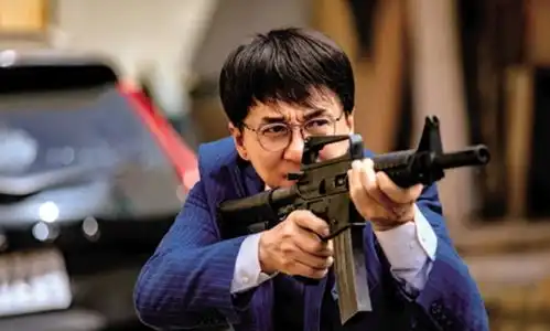 成龙与女团合照遭吐槽,搭肩搂腰不忌讳,范冰冰也曾中过招
