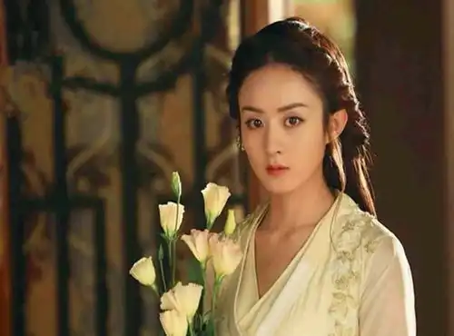 赵丽颖穿小黑裙摇身一变时尚摩登女郎,这身搭配真心好看
