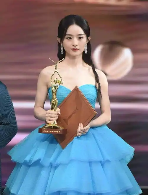 赵丽颖蓝礼服出席金鹰奖,肌肉线条成功抢镜,有女侠的感觉了
