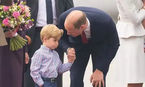 5岁乔治小王子喜欢和威廉分享喜好,爸爸强打起精神满足儿子兴致