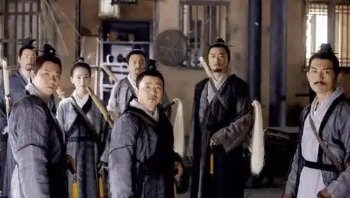 难怪杨过起初恨郭靖,不仅因杀父仇,你看郭靖送他拜师后做了什么
