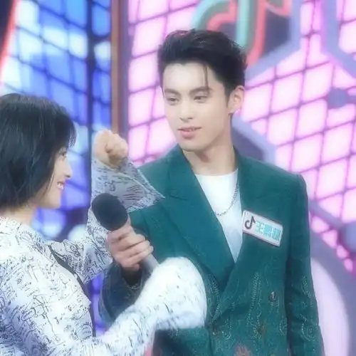 亲爱的客栈被王鹤棣的贴心感动到沈月摇绳喊累他立马接过来
