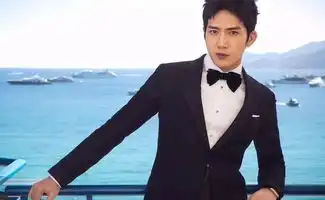 出生28天被父母抛弃,奶奶卖搓澡巾将其养大,如今成一线巨星