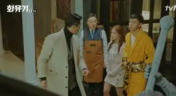 花游记李升基穿金色睡袍,打扮贵气
