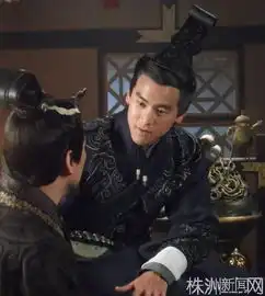 刘诗诗围披肩与助理热聊见镜头淡定懒理偷拍
