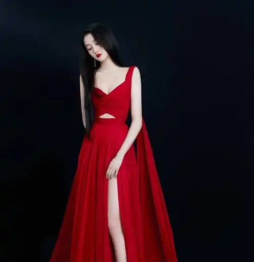 你们关心白玉兰上关晓彤壮不壮,我只关心她一晚换4套礼服累不累
