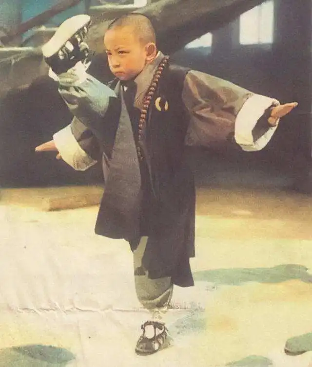 过气童星现状实惨沦为摇钱树,直播被群嘲,尴尬心酸无人能懂
