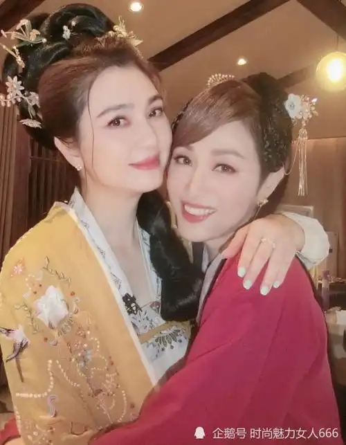 时尚穿搭汉服你喜欢吗你觉得他们的妆容怎么样
