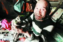 一场大火让七旬拾荒老者成废墟老人