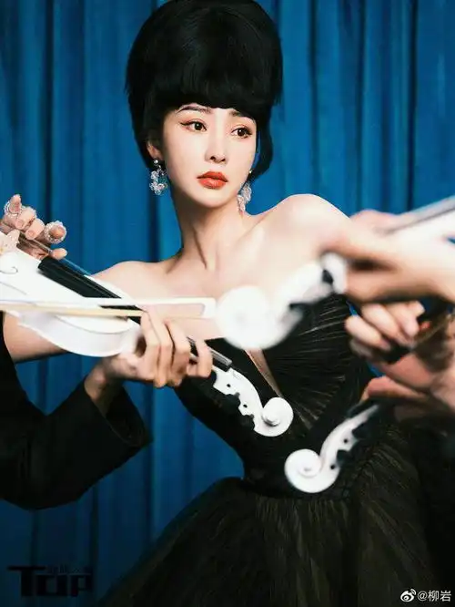 组图柳岩全新写真曝光化身复古女郎风情万种
