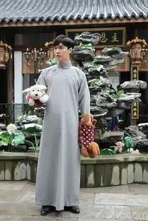 张艺兴拍摄老九门遇寒潮晒与暖手狗合照卖萌
