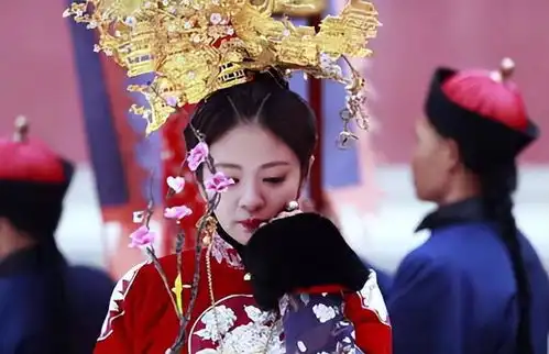 半妖倾城为爱反抗宿命的格格,终究在战乱中失去了她的小侍卫
