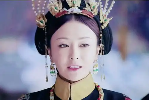 41岁秦岚官宣恋情与小7岁男星牵手,穿西服婚纱行礼超甜蜜