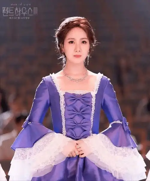 顶楼3新剧照千书真礼服一换艳压全程,露娜恩星显老气