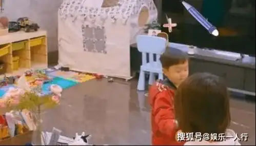 邓莎晒出自己的豪宅客厅用浮雕做背景墙,家里放满儿子的玩具