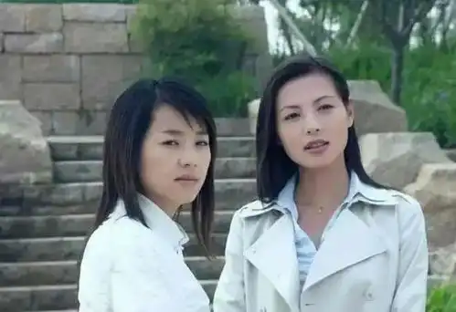 一个帅气多金的成功男人抚养一个妙龄少女,他们之间的关系是
