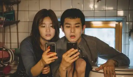 奉俊昊寄生虫曝新剧照宋康昊的无业游民地下生活