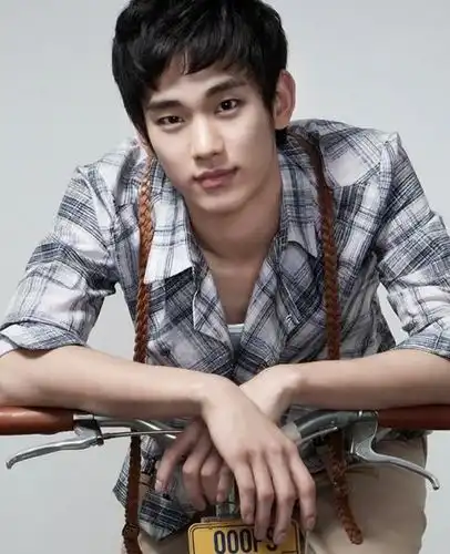 金秀贤自认整容前后照对比盘点金秀贤历任女友有谁
