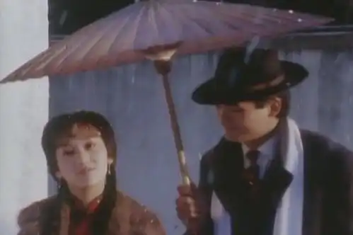 同样是拍上海滩,周润发黄晓明同为女主撑伞,差距显而易见
